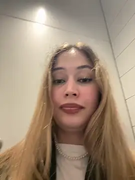 Snapshot of blonde_exe chatting on 15, 5, 2026 blonde exe online show from 15, 5, 2026