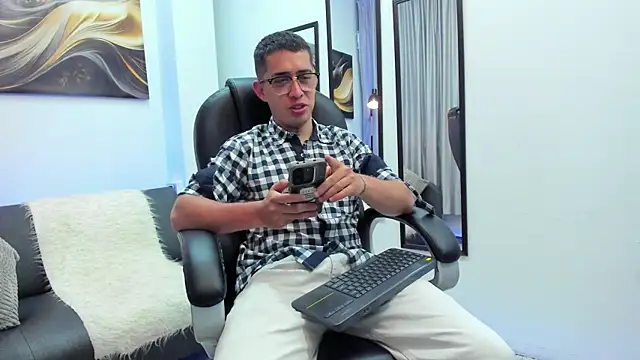 Tommas Jhonson online show from 8, 4, 2026