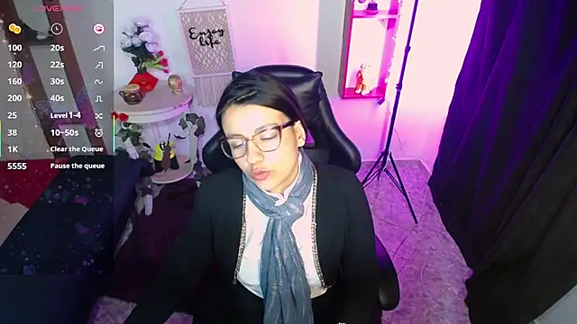 Snapshot of QueenRose94 chatting on 3, 3, 2026 QueenRose94 online show from 3, 3, 2026