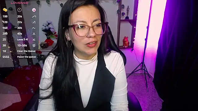 Snapshot of QueenRose94 chatting on 4, 3, 2026 QueenRose94 online show from 4, 3, 2026