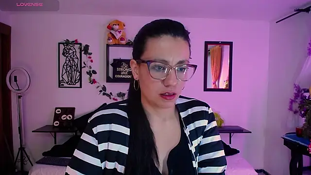 Snapshot of QueenRose94 chatting on 6, 3, 2026 QueenRose94 online show from 6, 3, 2026