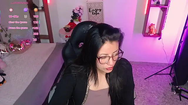 Snapshot of QueenRose94 chatting on 17, 3, 2026 QueenRose94 online show from 17, 3, 2026