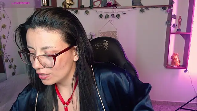 Snapshot of QueenRose94 chatting on 1, 4, 2026 QueenRose94 online show from 1, 4, 2026