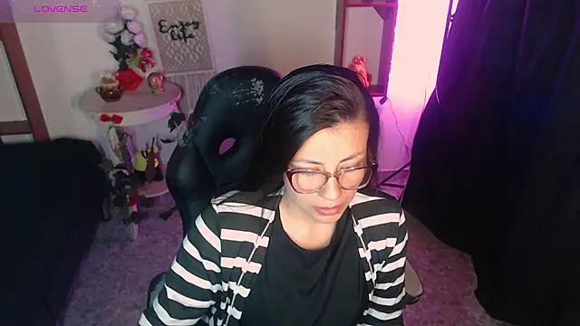 Snapshot of QueenRose94 chatting on 6, 4, 2026 QueenRose94 online show from 6, 4, 2026