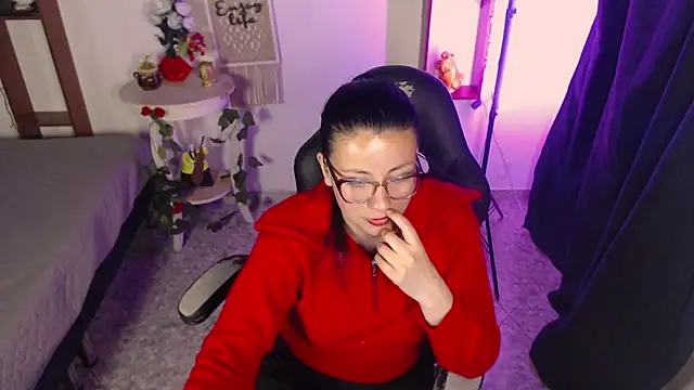 Snapshot of QueenRose94 chatting on 10, 4, 2026 QueenRose94 online show from 10, 4, 2026