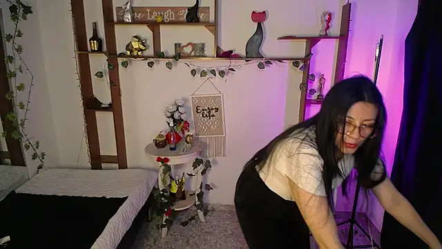 Snapshot of QueenRose94 chatting on 13, 4, 2026 QueenRose94 online show from 13, 4, 2026