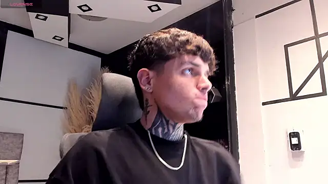 Snapshot of Declan-Foxx chatting on 7, 4, 2026 Declan-Foxx online show from 7, 4, 2026