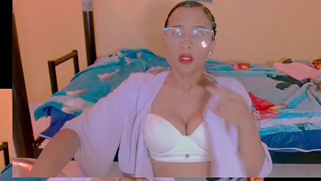 sexiempoderada18 online show from 13, 4, 2026