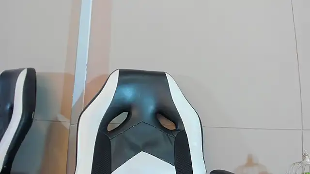 luna bradley  online show from 19, 3, 2026