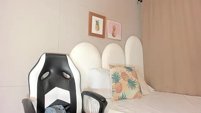 luna bradley  online show from 31, 3, 2026