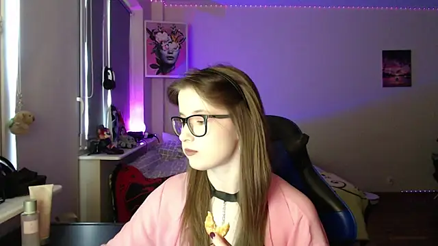 LunaXcherry online show from 7, 4, 2026