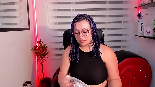 Snapshot of Emily_Jonesh chatting on 1, 6, 2026 Emily Jonesh online show from 1, 6, 2026