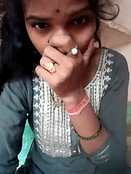 Snapshot of Desi_Couple_P chatting on 8, 5, 2026 Desi Couple P online show from 8, 5, 2026