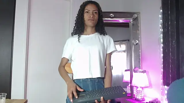 Snapshot of mailyn_gold chatting on 14, 4, 2026 mailyn gold online show from 14, 4, 2026