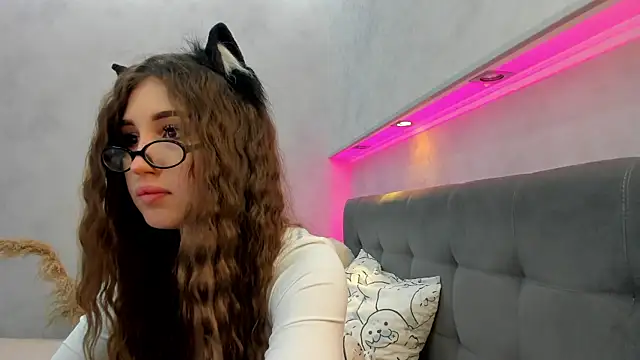 Snapshot of Emily_Lews chatting on 19, 5, 2026 Emily Lews online show from 19, 5, 2026