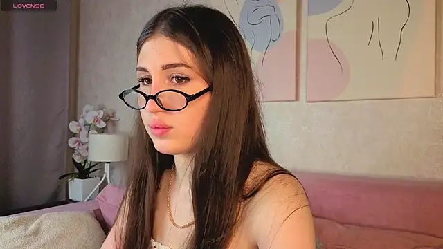 Snapshot of Emily_Lews chatting on 8, 6, 2026 Emily Lews online show from 8, 6, 2026