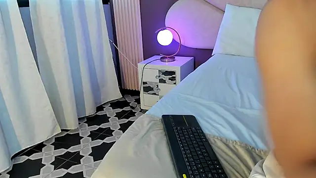 PerlaRogerss  online show from 4, 4, 2026