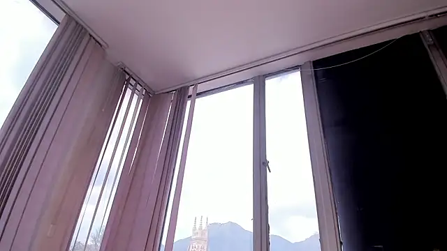 kendra crow  online show from 25, 2, 2026