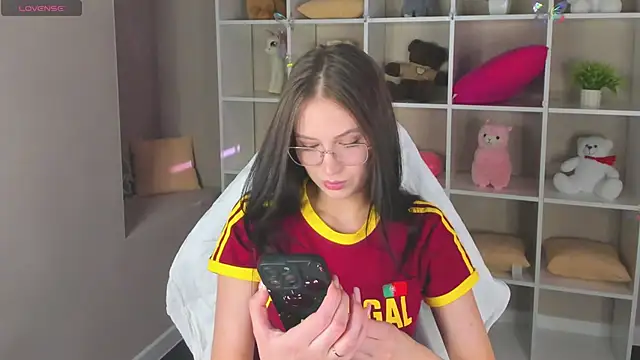 Miaa Hill online show from 14, 4, 2026