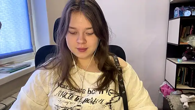 TomikoPfau online show from 3, 3, 2026