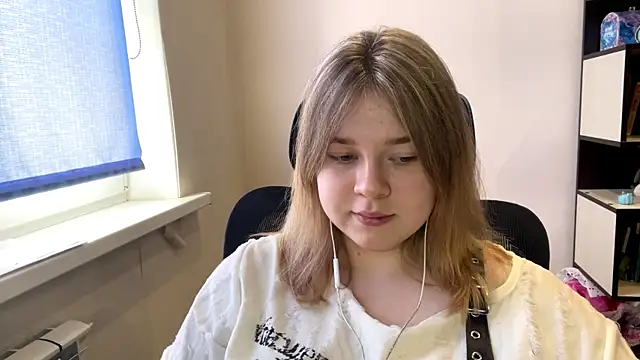 TomikoPfau online show from 9, 4, 2026