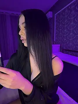 Olivia Noor online show from 15, 4, 2026