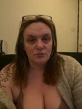 Busty-GilfQuinn online show from 27, 2, 2026