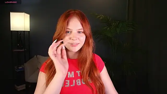 Snapshot of Elle_Funning chatting on 29, 7, 2026 Elle Funning online show from 29, 7, 2026