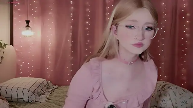 Snapshot of effy_dollie chatting on 17, 4, 2026 effy dollie online show from 17, 4, 2026