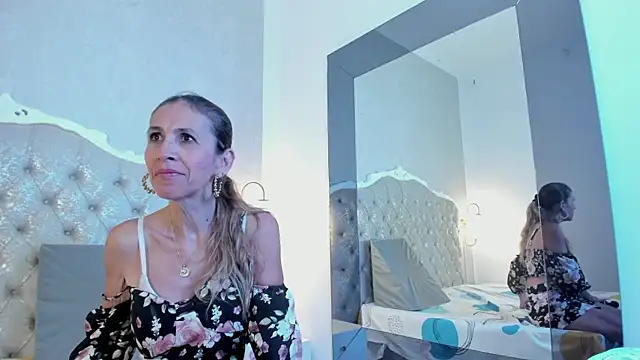 Snapshot of KristalMature chatting on 27, 5, 2026 KristalMature online show from 27, 5, 2026