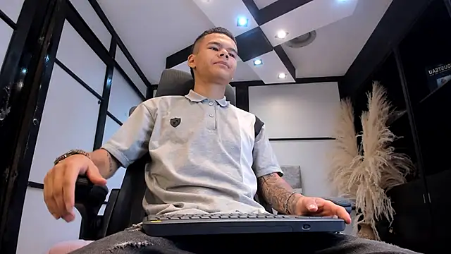 DylanRoyce  online show from 10, 4, 2026