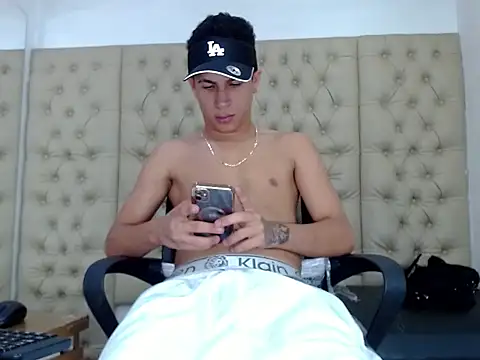 Snapshot of Hollmanhot chatting on 4, 3, 2026 Hollmanhot online show from 4, 3, 2026