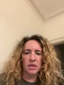 Snapshot of curlyirishgirl chatting on 2, 3, 2026 curlyirishgirl online show from 2, 3, 2026