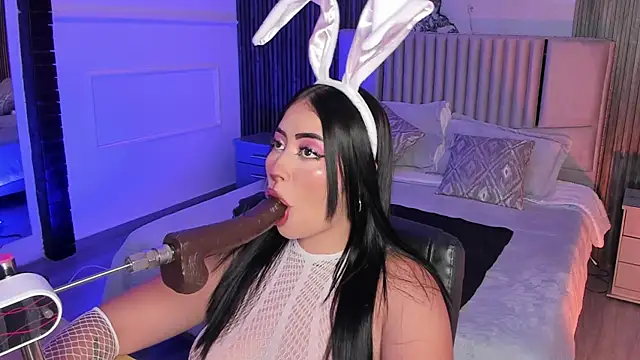 Emberrvelvet online show from 5, 4, 2026