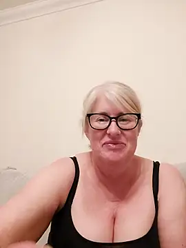 FlirtyFleur-x online show from 14, 4, 2026