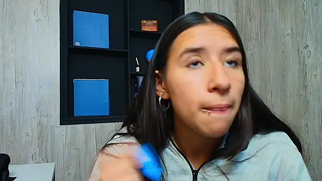 Snapshot of LilyRossi_ chatting on 7, 5, 2026 LilyRossi online show from 7, 5, 2026