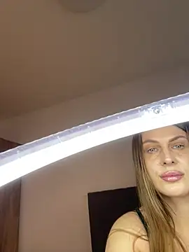 LucyWillow online show from 15, 6, 2026
