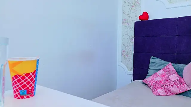 Snapshot of RaysaDrake chatting on 8, 4, 2026 RaysaDrake online show from 8, 4, 2026