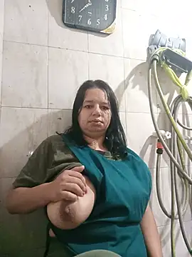 Snapshot of roxana_e43 chatting on 12, 6, 2026 roxana e43 online show from 12, 6, 2026