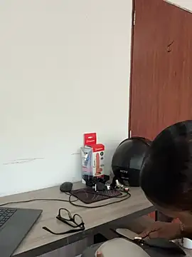 Emi rousse online show from 13, 3, 2026