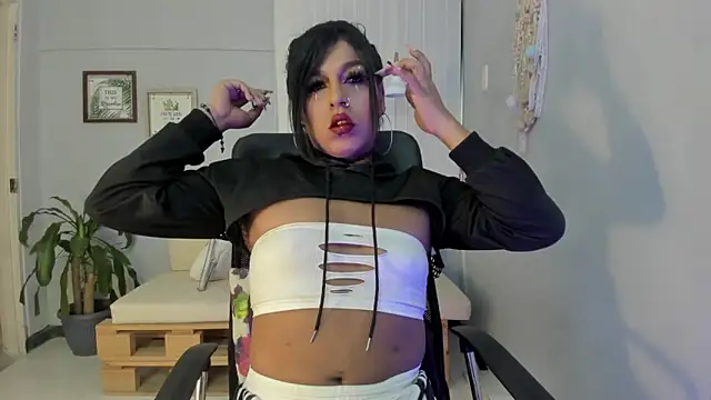 Nahomy Collins  online show from 24, 3, 2026