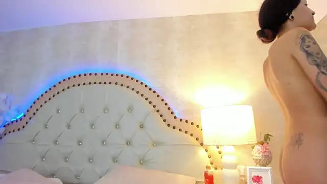 EllaEvanzz online show from 4, 3, 2026