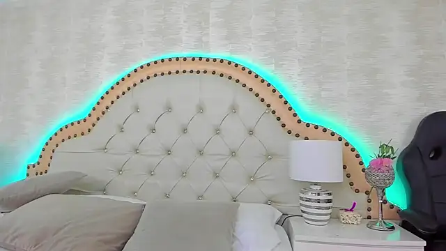 EllaEvanzz online show from 18, 4, 2026