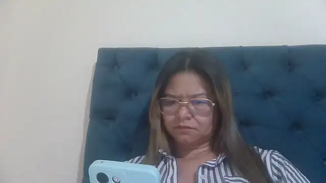 Jiwon Han online show from 27, 3, 2026