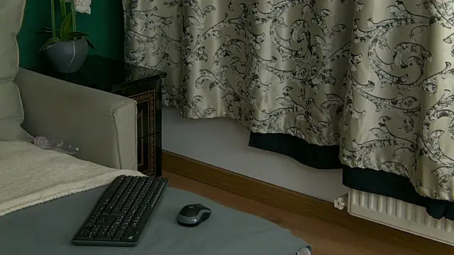 Snapshot of SkinnyNatty chatting on 7, 5, 2026 SkinnyNatty online show from 7, 5, 2026