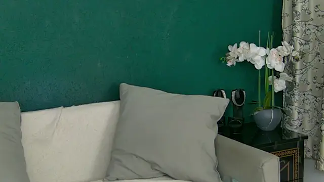 Snapshot of SkinnyNatty chatting on 4, 6, 2026 SkinnyNatty online show from 4, 6, 2026