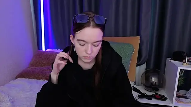 SunyLily online show from 7, 6, 2026