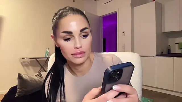 AMBER HARD online show from 4, 6, 2026