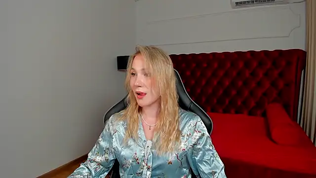 Snapshot of ElaraVoltage chatting on 17, 7, 2026 ElaraVoltage online show from 17, 7, 2026