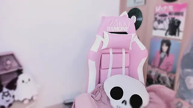 shes creepy online show from 3, 4, 2026
